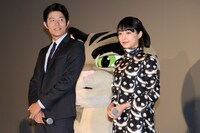 左から鈴木亮平、井上真央。
