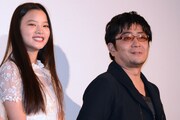 左から織田梨沙、大友啓史監督。