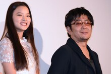 左から織田梨沙、大友啓史。