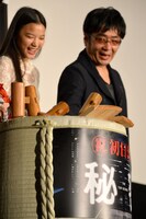 「秘密 THE TOP SECRET」公開初日舞台挨拶にて、鏡開きの様子。