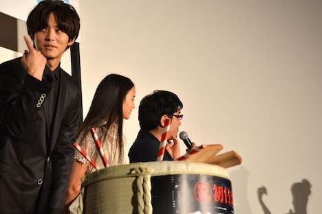 岡田将生に、樽の中のメープルシロップを舐めるよう指示する松坂桃李（左）。