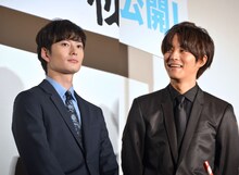 「秘密 THE TOP SECRET」公開初日舞台挨拶にて。左から岡田将生、松坂桃李。