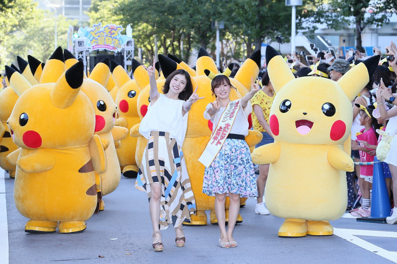 「～PIKACHU the Parade～」の様子。中央左から松岡茉優、テレビ東京アナウンサーの紺野あさ美。