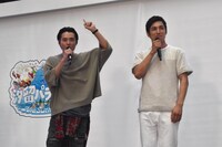 左から石垣佑磨、高橋光臣。