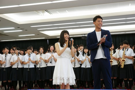 兵庫・市立尼崎高校を訪問した土屋太鳳（左）と竹内涼真（右）。