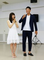 兵庫・市立尼崎高校を訪問した土屋太鳳（左）と竹内涼真（右）。