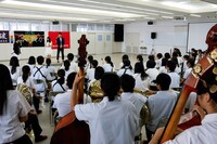 兵庫・市立尼崎高校を訪問した土屋太鳳（左）と竹内涼真（右）。