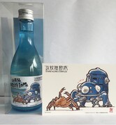 日本酒「甲殻機動隊」。西尾鉄也が描き下ろした特製ハガキ付き。