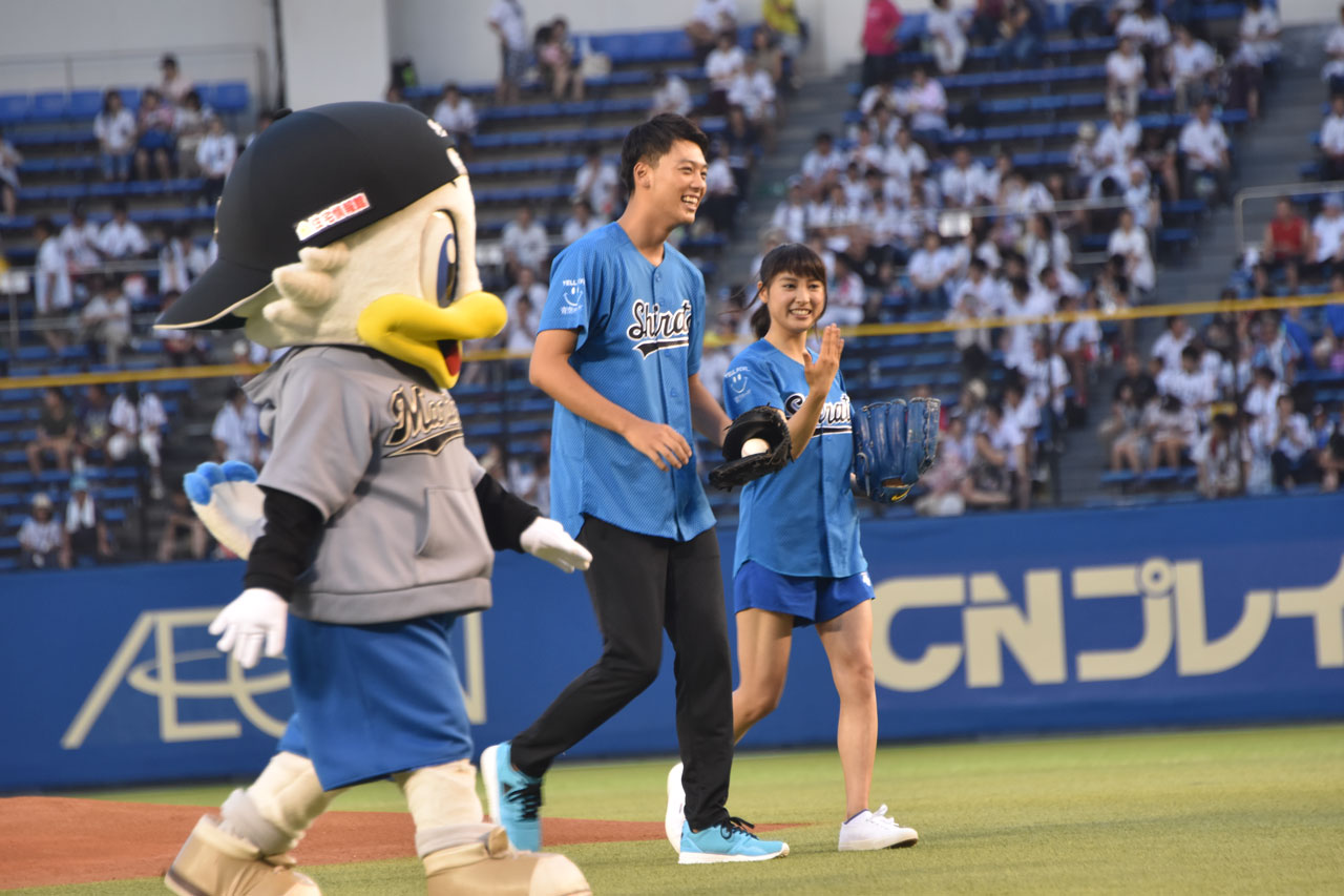 投球を終えた竹内涼真（手前）と土屋太鳳（奥）。