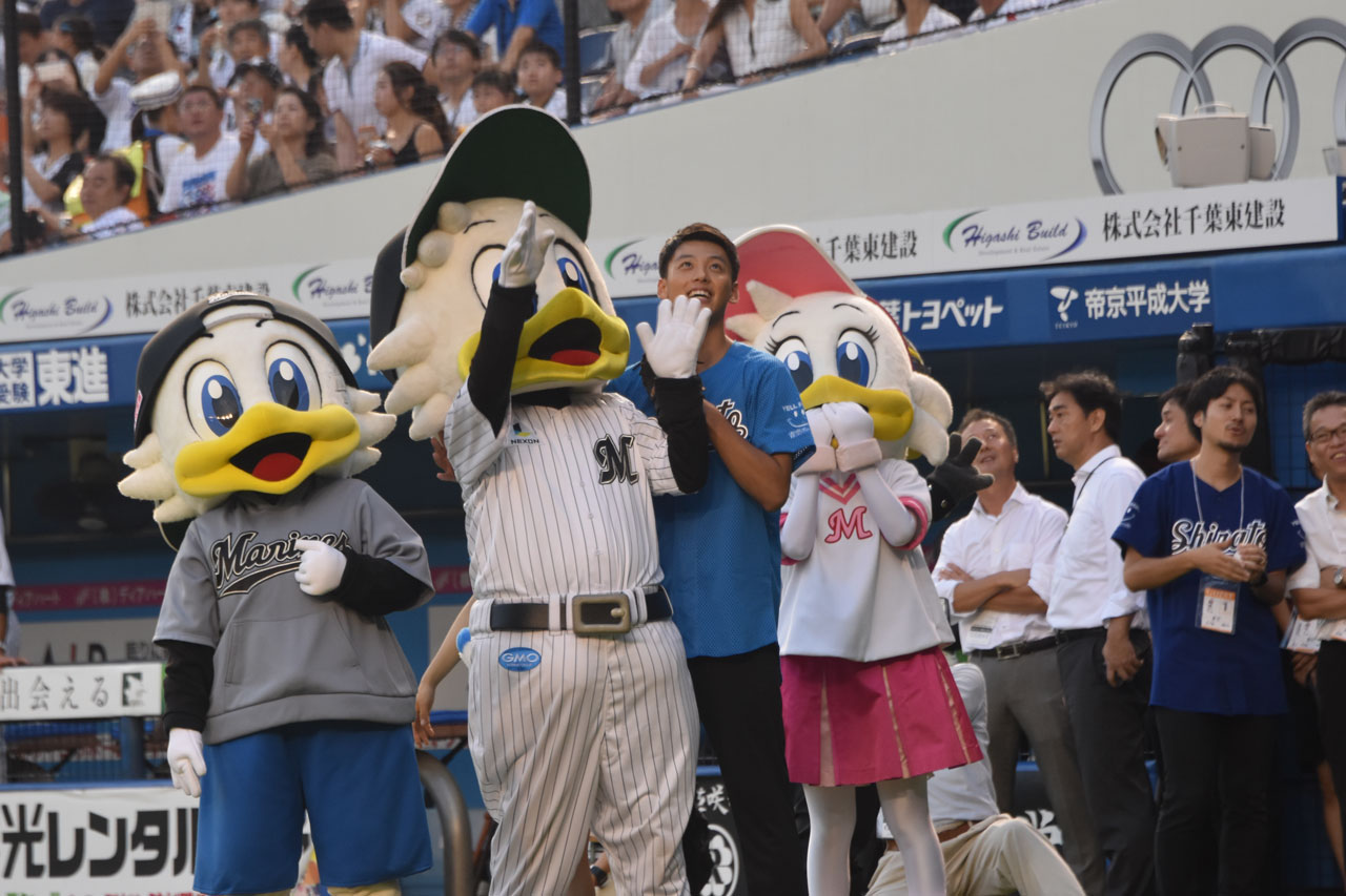 ヘリコプターを見守る竹内涼真。