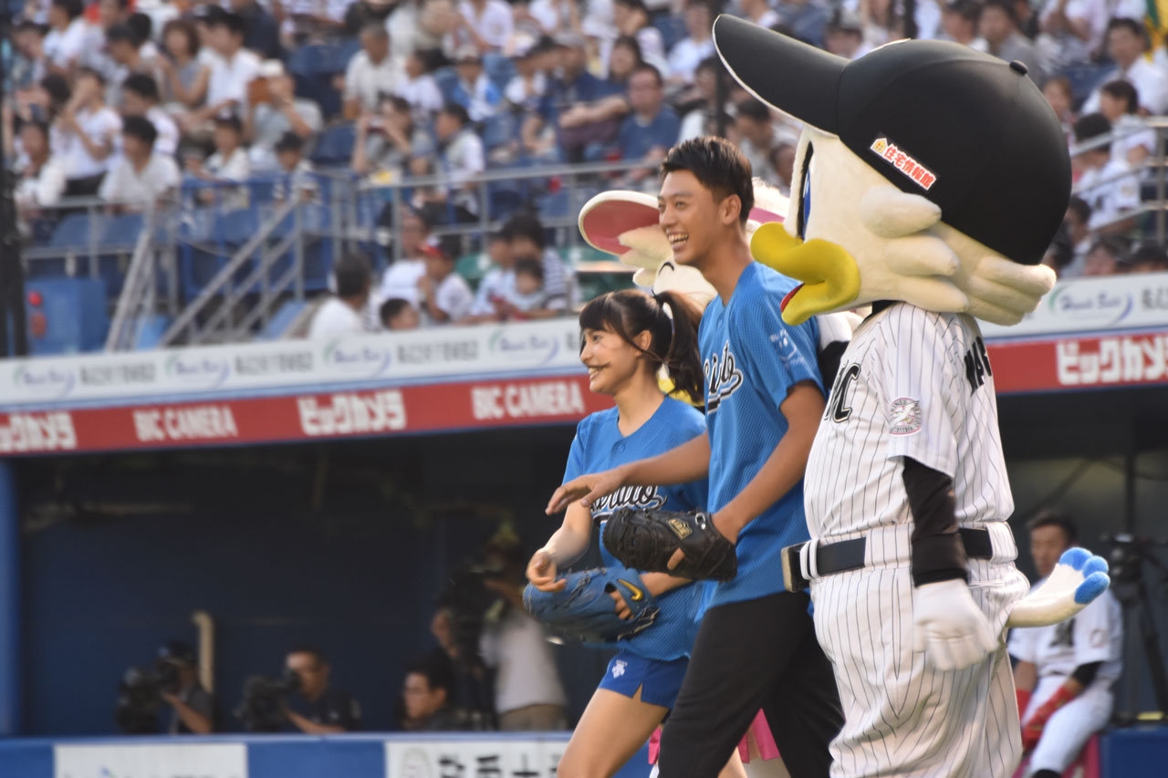 ファーストピッチセレモニーに臨む土屋太鳳（奥）と竹内涼真（手前）。