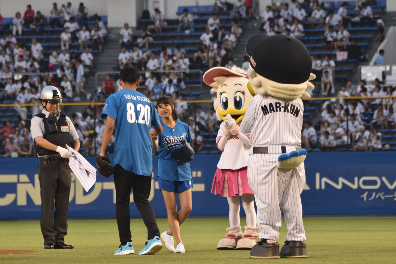 投球前に言葉を掛け合う土屋太鳳（奥）と竹内涼真（手前）。