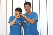 本日8月10日が「ハートの日」であることにちなみ、ポーズを取る土屋太鳳（左）と竹内涼真（右）。