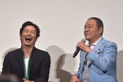 観客の無茶振りに答える西田敏行（右）と、それに爆笑する伊勢谷友介（左）。