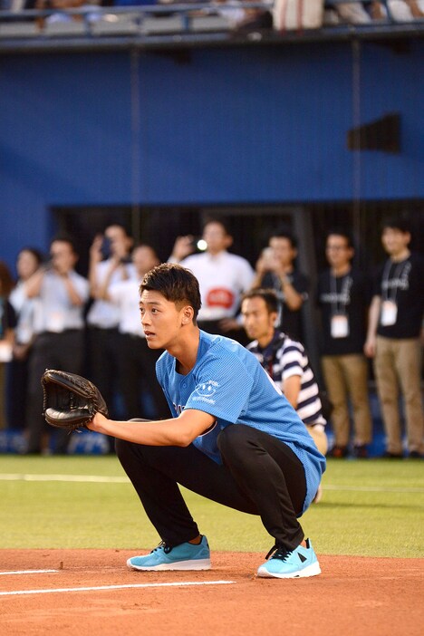 キャッチャーミットを構える竹内涼真。