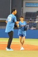 投球後、握手を交わす竹内涼真（左）と土屋太鳳（右）。