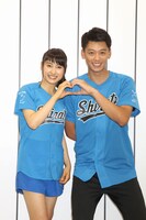 本日8月10日が「ハートの日」であることにちなみ、ポーズを取る土屋太鳳（左）と竹内涼真（右）。