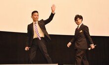 「ディアスポリス -DIRTY YELLOW BOYS-」完成披露上映会より、観客に手を振る柳沢慎吾（左）と浜野謙太（右）。