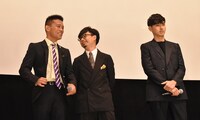 談笑する柳沢慎吾（左）と浜野謙太（中央）。右は松田翔太。