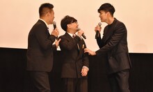 「ディアスポリス -DIRTY YELLOW BOYS-」完成披露上映会より、浜野謙太（中央）をいじる柳沢慎吾（左）と松田翔太（右）。