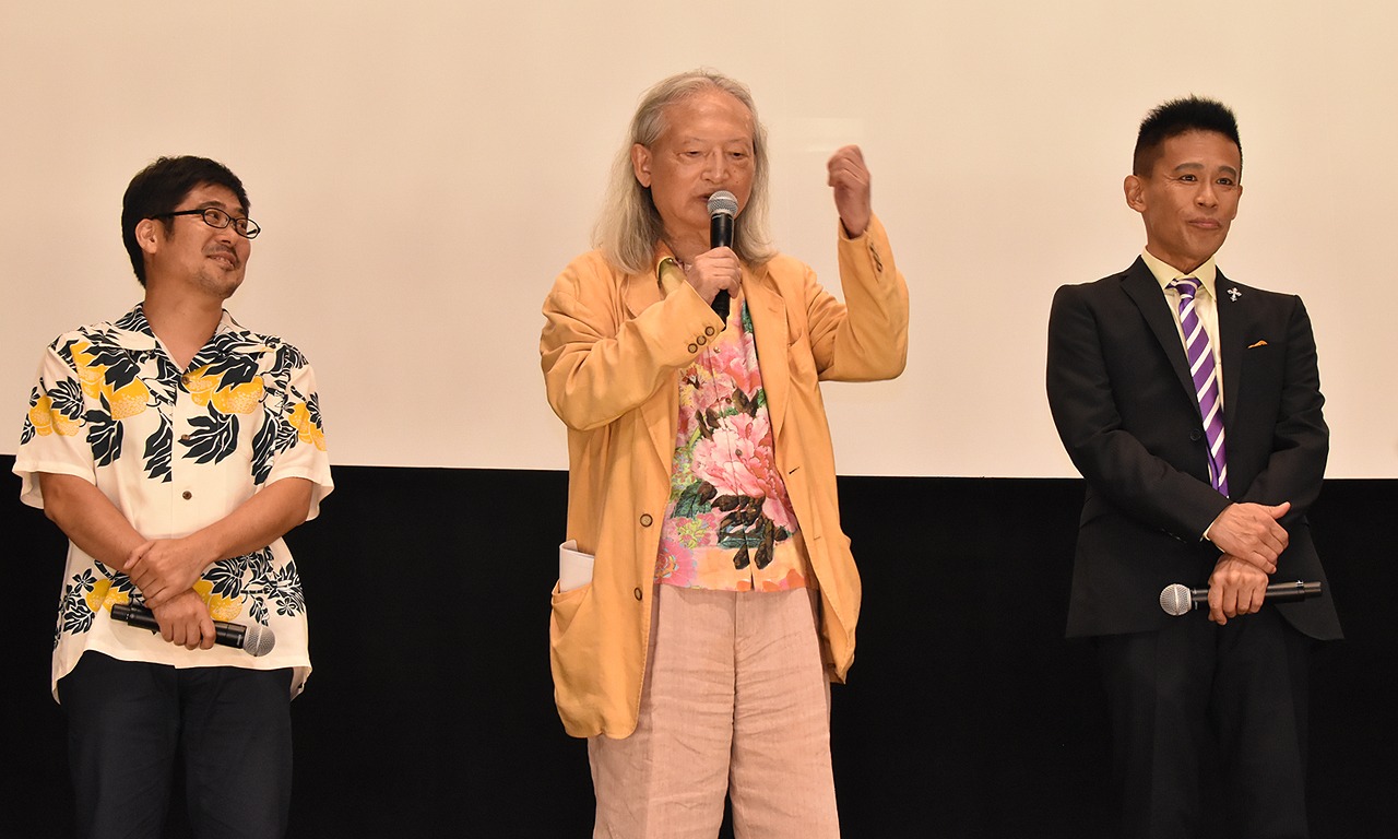 「ディアスポリス -DIRTY YELLOW BOYS-」完成披露上映会より、左から熊切和嘉、康芳夫、柳沢慎吾。