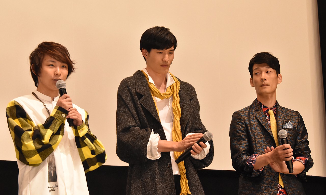 「ディアスポリス -DIRTY YELLOW BOYS-」完成披露上映会より、左から須賀健太、NOZOMU、木原勝利。