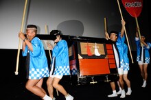 「X-MEN：アポカリプス」初日舞台挨拶より、大名駕籠で登場する松平健。