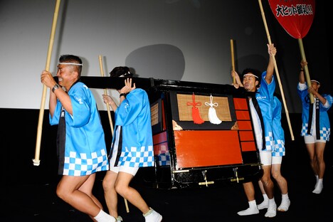 「X-MEN：アポカリプス」初日舞台挨拶より、大名駕籠で登場する松平健。