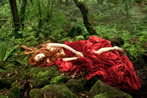 「五日物語－3つの王国と3人の女」より、若く美しい女性に生まれ変わった老婆。