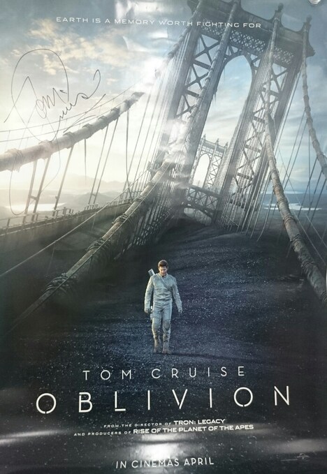 トム・クルーズのサイン入り「オブリビオン」ポスター。(c)2013 Universal Studios. All Rights Reserved.