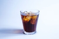 「傷物語カフェ」のメニューより、全4種台詞入りコースター付コラボドリンク「キスショット・アセロラコーラ ～熱血篇～」忍の好きなミニドーナツ添え（600円）。