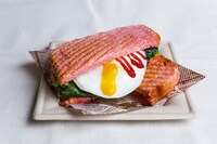 「傷物語カフェ」のメニューより、「ほうれん草と目玉焼きのホットプレスサンド」（800円）。