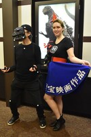 コスプレ衣装を着用して劇場を訪れたファン。