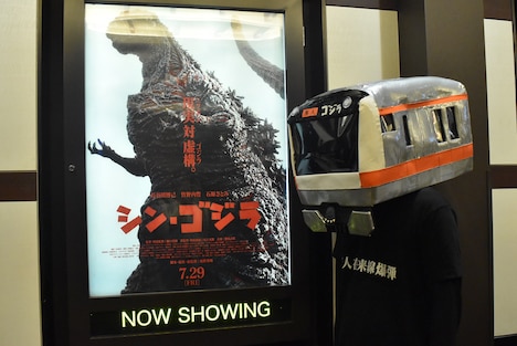 コスプレ衣装を着用して劇場を訪れたファン。