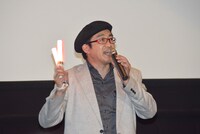 サイリウムを手にする島本和彦。