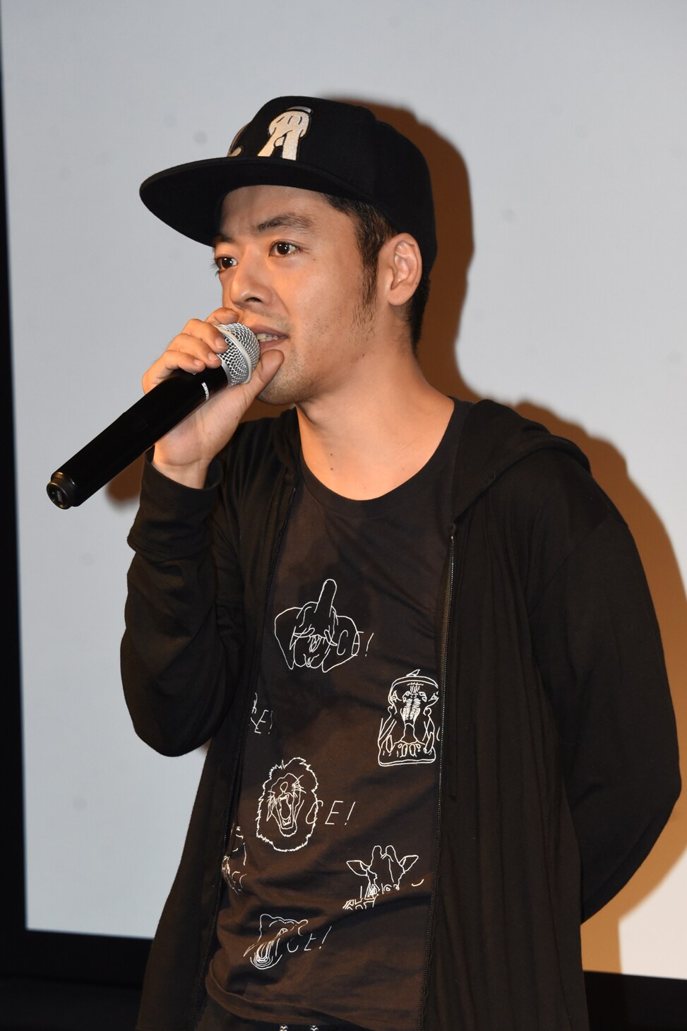 「兵士A」の舞台挨拶を行う七尾旅人。