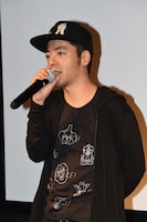 「兵士A」の舞台挨拶を行う七尾旅人。