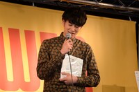 約400人のファンを前に、「お恥ずかしい」と漏らす岡田将生。