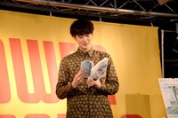 一番お気に入りの写真を尋ねられ、該当ページを探す岡田将生。