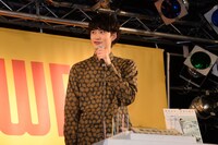 ファンが自身のために歌う「ハッピーバースデートゥーユー」を一緒に口ずさむ岡田将生。