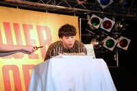 ロウソクの火を吹き消す岡田将生。