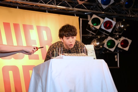 ロウソクの火を吹き消す岡田将生。