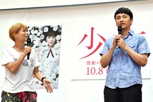 撮影現場を振り返る児嶋一哉（右）と三島有紀子（左）。