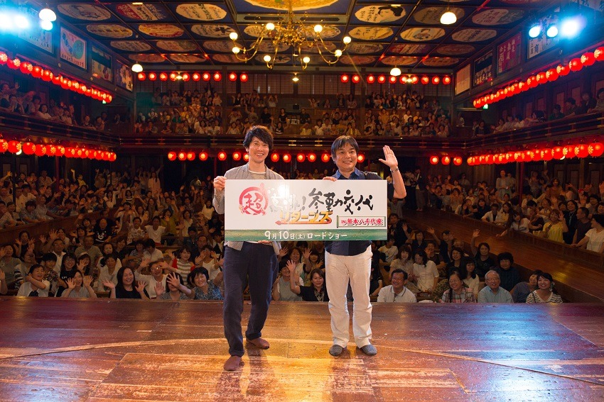 熊本・八千代座で行われた「超高速！参勤交代 リターンズ」舞台挨拶にて、佐々木蔵之介（左）と本木克英（右）。
