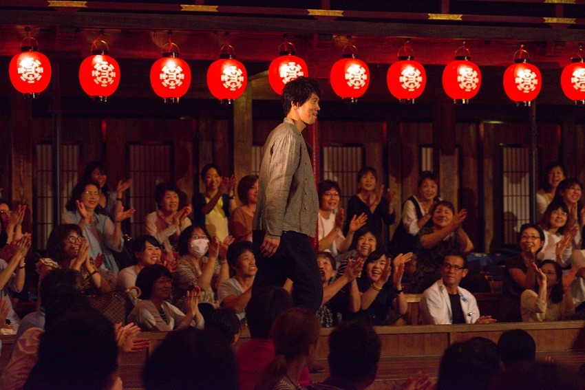 花道から登場した佐々木蔵之介。