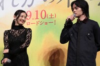 左から常盤貴子、池松壮亮。