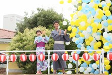 「青空夏祭り」にて、左から土屋太鳳、竹内涼真。