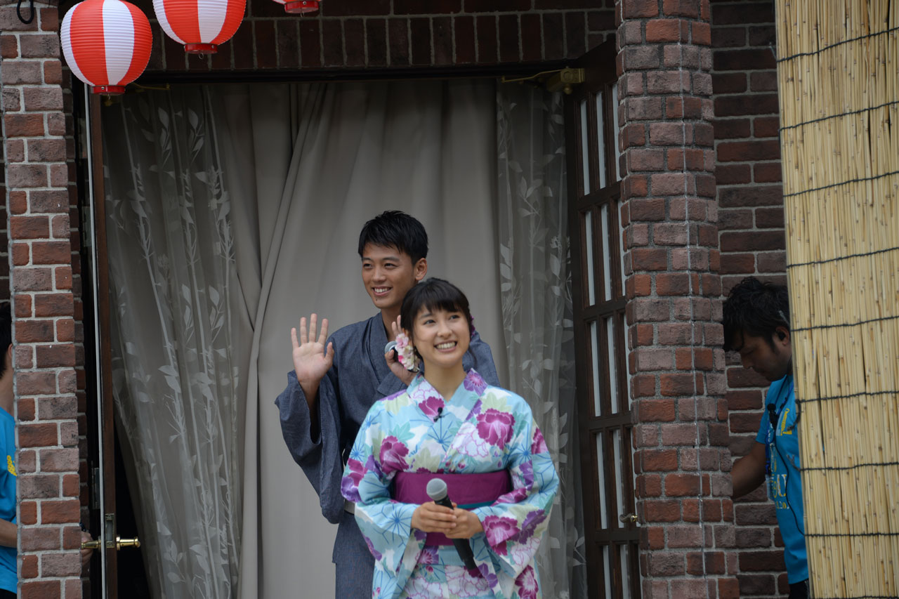 「青空夏祭り」に浴衣姿で登場した土屋太鳳（手前）と竹内涼真（奥）。