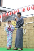 「青空夏祭り」にて、左から土屋太鳳、竹内涼真。