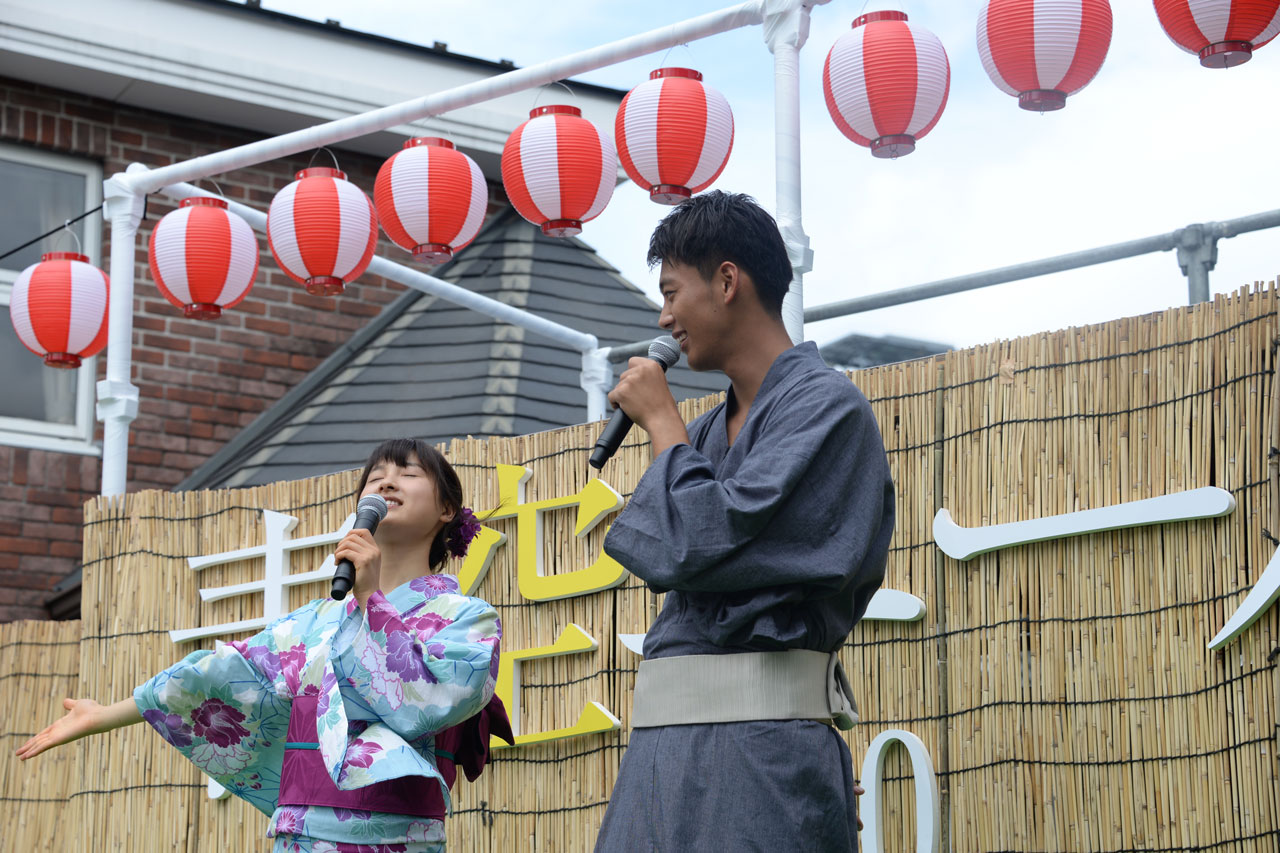 高校球児からパワーをもらったとジェスチャーを交えて話す土屋太鳳（左）。